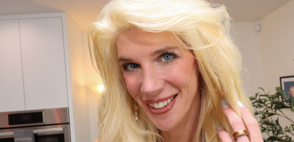 The Horny Housewife